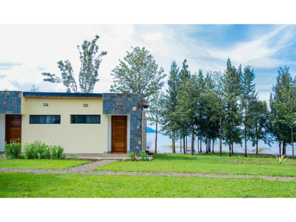EBEN LAKE KIVU COTTAGE
